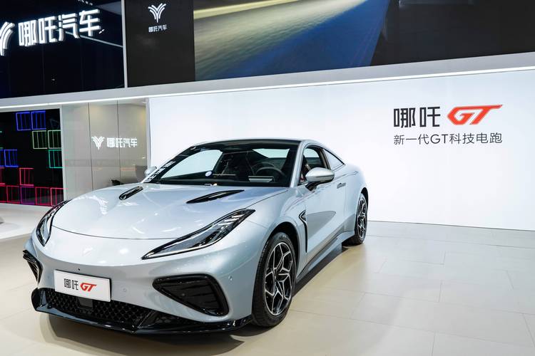 深圳3哪吒汽车在智能汽车领域的表现，领途汽车在新能源汽车市场中的影响力